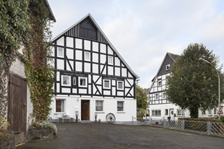 Bleibe-200-Jahre-altes-kernsaniertes-Fachwerkhaus-mit-grossem-Garten-und-Sauna__t11905b.jpg