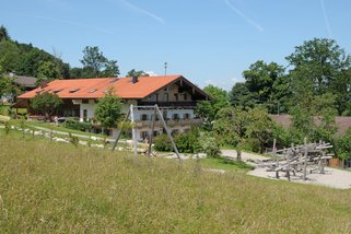 Jugendhaus-Haslau-grosses-Haus-vorn__t12990l.jpg