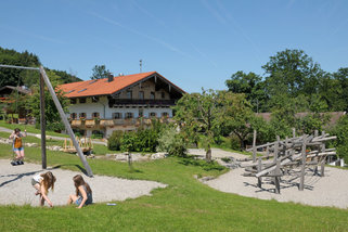 Jugendhaus-Haslau-grosses-Haus-vorn__t12990p.jpg