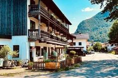 Berghupferl-Alm--do-legst-di-nieda__t13510.webp