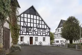 Bleibe-200-Jahre-altes-kernsaniertes-Fachwerkhaus-mit-grossem-Garten-und-Sauna__t11905b.webp