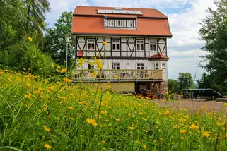 Jugendherberge-Graefenroda-Olga-Benario-Ferienhaus-am-Waldsberg__t5272e.webp